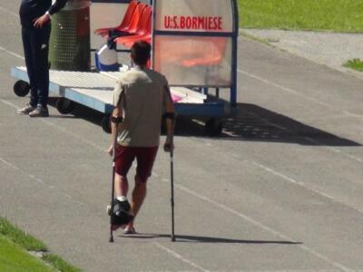 Benassi in stampelle segue l’allenamento da bordocampo