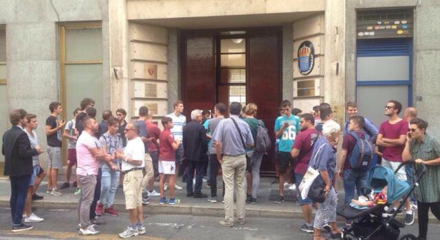 Toro, i tifosi sotto la sede attendono l’arrivo di Hart