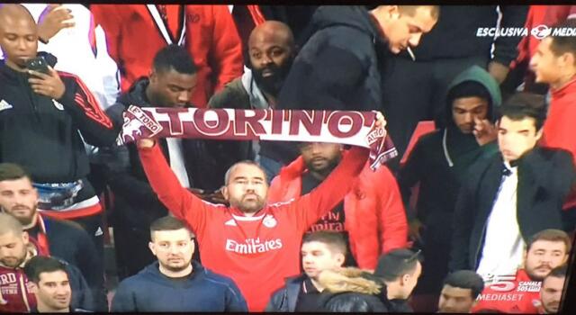 Benfica: tifoso con la sciarpa del Toro in ricordo della Chapecoense