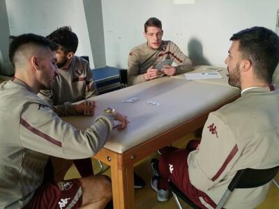 Toro, simpatico fuori programma: partita a carte prima dell’allenamento