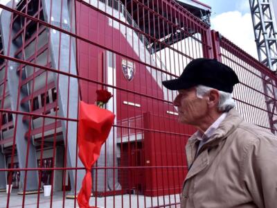 Mondonico, l’omaggio al Filadelfia: posta una rosa sul cancello