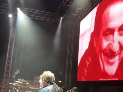 Mondonico, l’omaggio dei Nomadi al concerto: “Ciao, Mondo!” – VIDEO