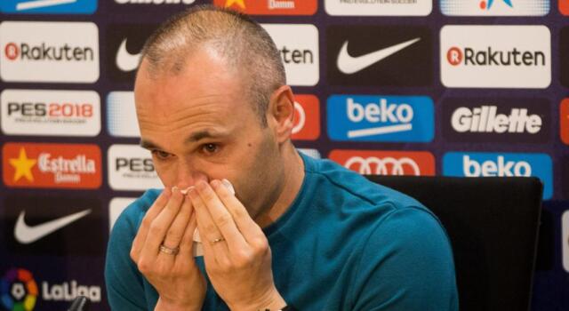 Iniesta lascia il Barcellona: l’addio in lacrime è commovente / VIDEO