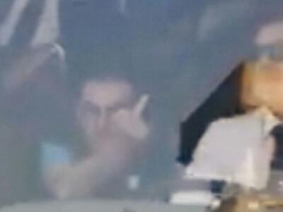 Sarri: gestaccio ai tifosi juventini all’arrivo allo stadio / VIDEO