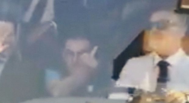 Sarri: gestaccio ai tifosi juventini all’arrivo allo stadio / VIDEO