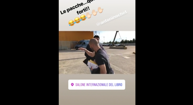 De Silvestri-Cannavacciuolo: l’incontro al salone del libro e la gara di pacche / VIDEO