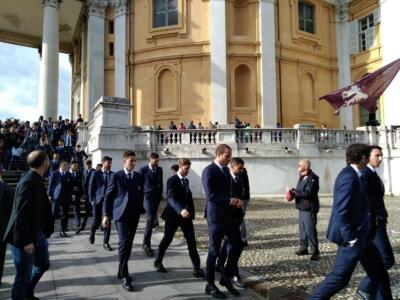 Superga, l’arrivo del Torino tra gli applausi dei tifosi / VIDEO