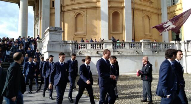 Superga, l’arrivo del Torino tra gli applausi dei tifosi / VIDEO