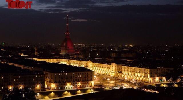 Mole Antonelliana tutta granata, l’omaggio della città al Grande Torino