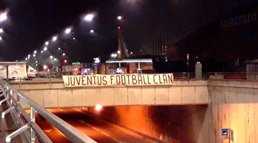 Derby, altro striscione dei tifosi granata: “Juventus Football Clan” davanti allo Stadium