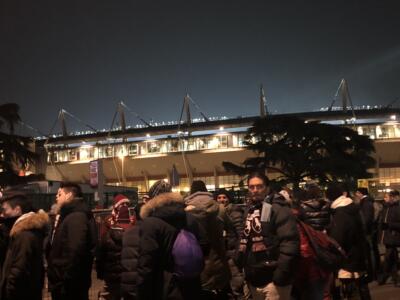 Derby, l’atmosfera fuori dallo stadio: arrivati i due pullman, ecco il video