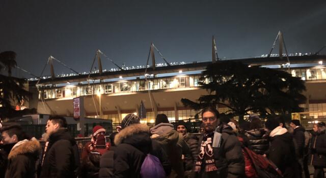 Derby, l’atmosfera fuori dallo stadio: arrivati i due pullman, ecco il video