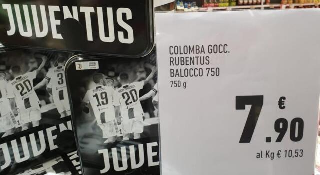 Scrive Rubentus su un cartello: dipendente di un supermercato rischia il posto