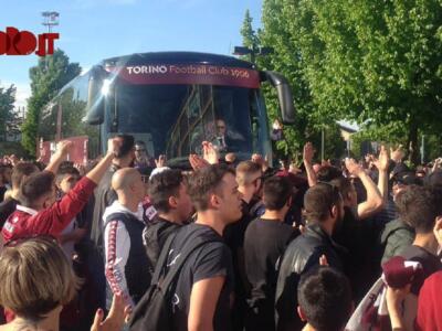 Toro, che entusiasmo: centinaia di tifosi sotto l’hotel del ritiro / VIDEO