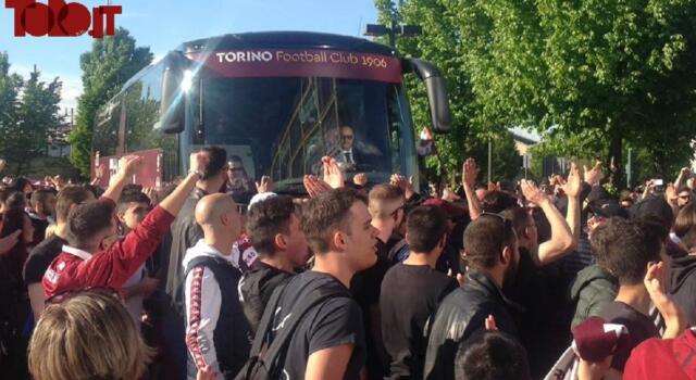 Toro, che entusiasmo: centinaia di tifosi sotto l’hotel del ritiro / VIDEO