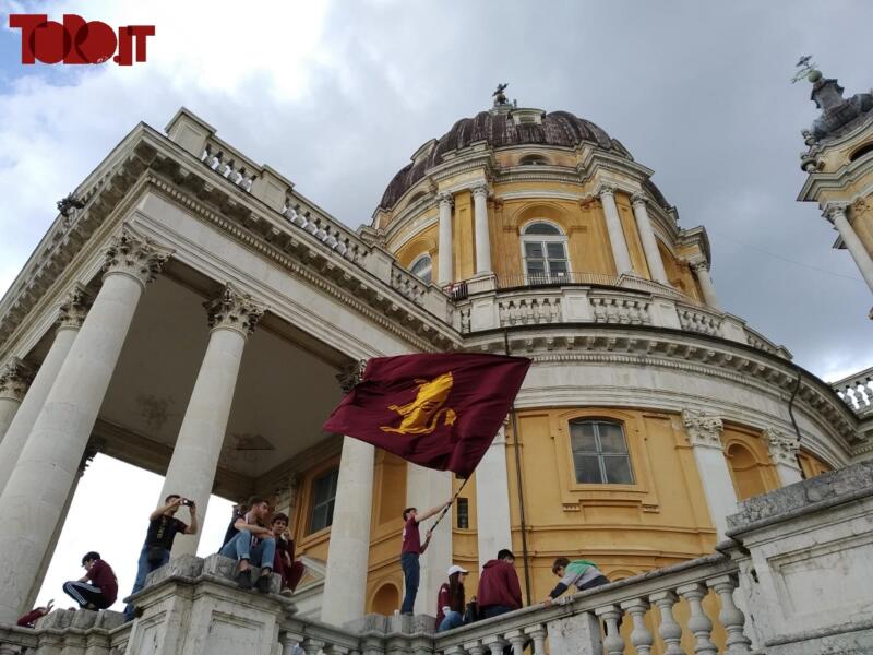 Torino, la squadra arriva a Superga: fischi e contestazione