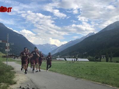 Bormio, primo giorno di allenamento: movimenti offensivi e corsa nei boschi