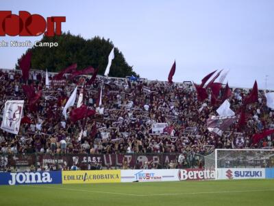 Debrecen-Torino, scontri tra gruppi di tifosi granata: la polizia li porta fuori