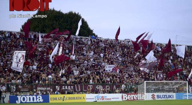 Debrecen-Torino, scontri tra gruppi di tifosi granata: la polizia li porta fuori