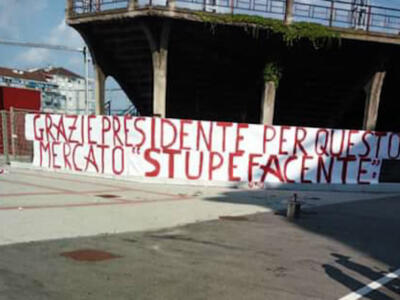 ‘Grazie Presidente per questo mercato stupefacente’: striscione contro Cairo