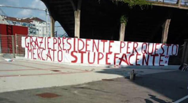 ‘Grazie Presidente per questo mercato stupefacente’: striscione contro Cairo