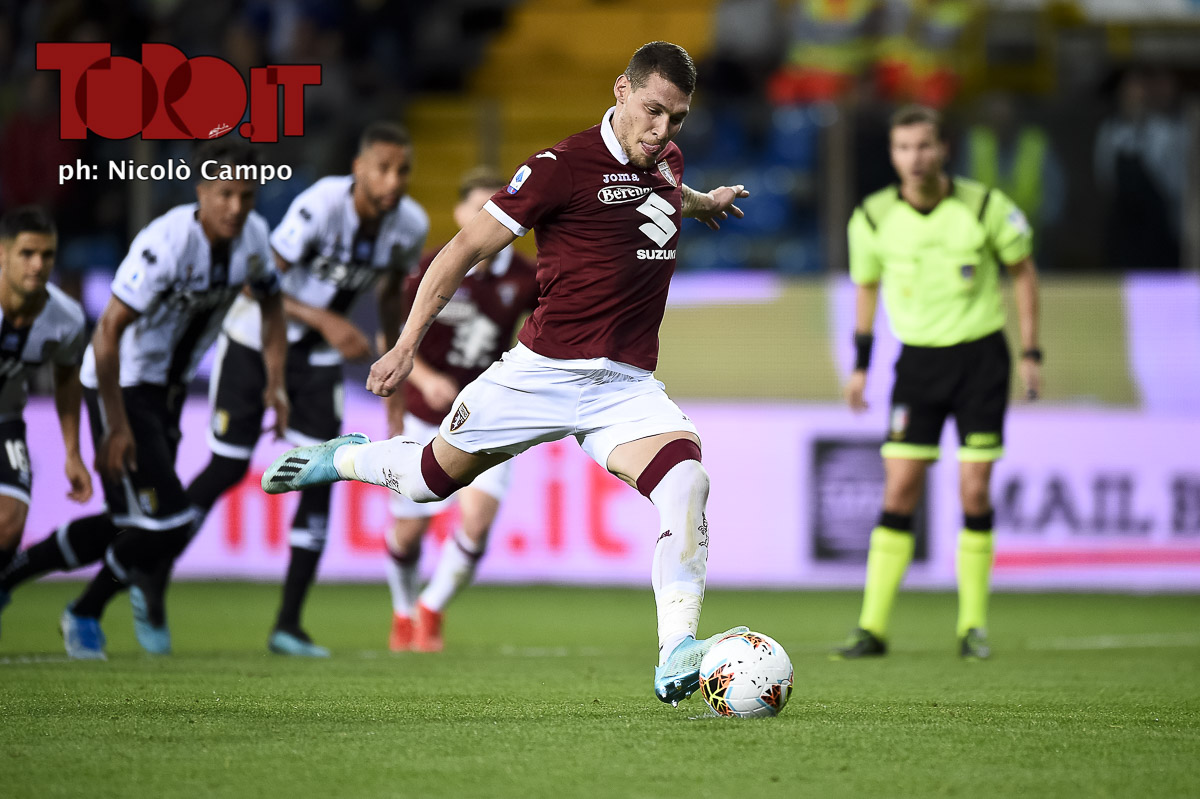 Belotti calcia rigore in Parma-Torino