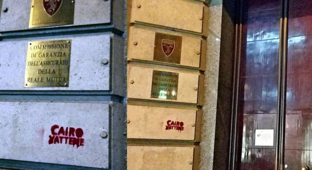 “Cairo vattene”, scritte sui muri della sede del Torino: la contestazione continua