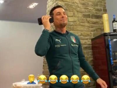 Nazionale, Izzo si trasforma in cantante e allieta il ritiro azzurro / Video