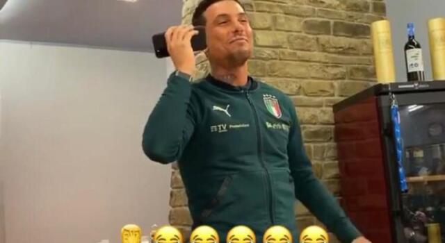 Nazionale, Izzo si trasforma in cantante e allieta il ritiro azzurro / Video