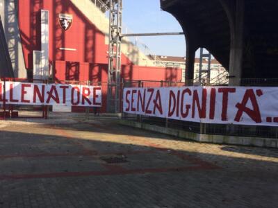 “Società d’infami, allenatore senza dignità”: gli striscioni al Filadelfia