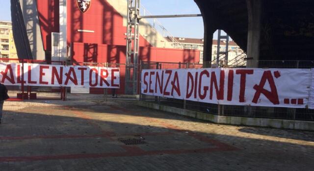 “Società d’infami, allenatore senza dignità”: gli striscioni al Filadelfia