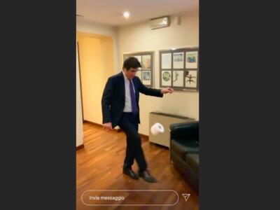 Cairo palleggia con la carta igienica: il video