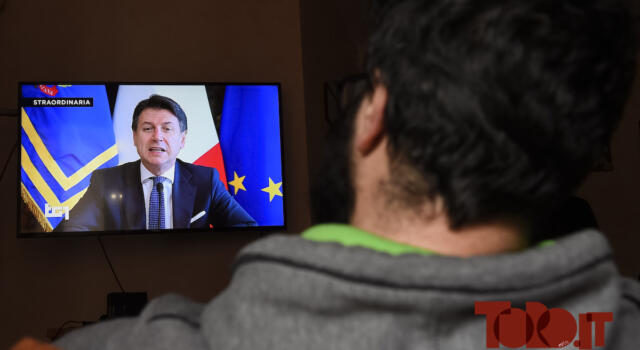Il premier Conte: “Chiudiamo le attività produttive non indispensabili”