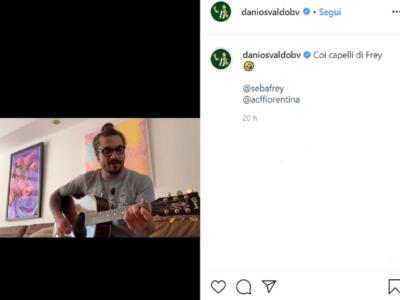 Osvaldo, la canzone “hot” sui capelli di Frey spopola sui social / Il video