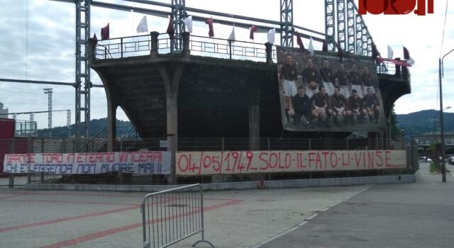 Filadelfia, gli striscioni dedicati al Grande Torino nello stadio degli Invincibili