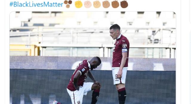 Nkoulou inginocchiato, all’estero fa discutere il tweet del Toro: “La foto peggiore”