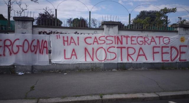 Ancora striscioni contro Cairo: “Hai cassintegrato la nostra fede”