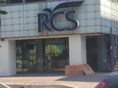 Cartelloni contro Cairo sotto la sede di Rcs a Milano: “Vattene. Torino ti odia”