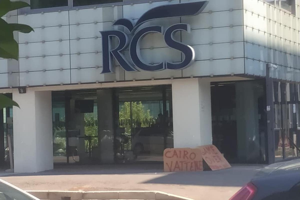 Cartelloni 'Cairo vattene' alla sede di Rcs a Milano