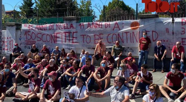 Toro, in 300 al flash mob contro Cairo: “Contestazione a oltranza”