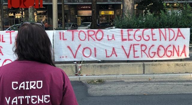 “Non contestiamo il Toro ma una società senza decoro”: la protesta dei tifosi fuori dallo stadio