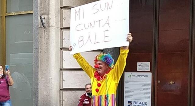 Da “Cairo vattene” a “Forza Blackstone”: la protesta davanti alla sede / FOTO