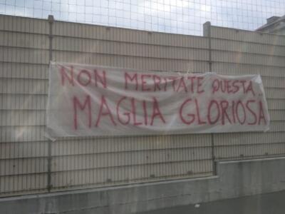 Striscioni al Filadelfia contro Cairo e la squadra: “Non meritate questa maglia”