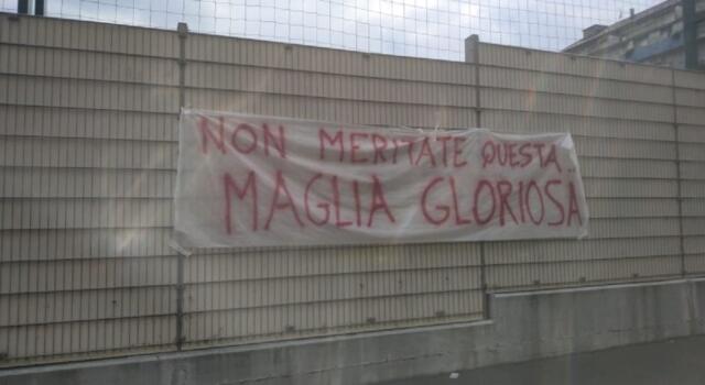 Striscioni al Filadelfia contro Cairo e la squadra: “Non meritate questa maglia”