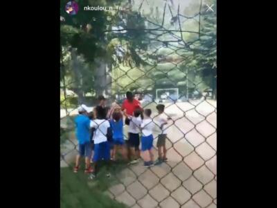 Nkoulou cuore di papà: balla, gioca e si diverte con i bambini