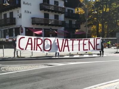 Cairo contestato al Giro d’Italia: gli striscioni a Cesana – FOTO