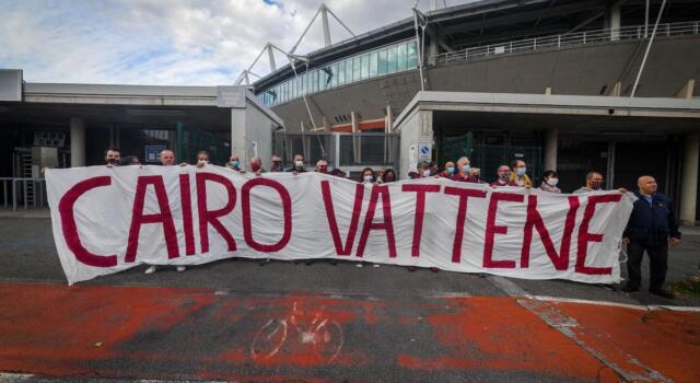 Nuovo sit-in contro Cairo: “Un mercato scadente, un campo indecente”