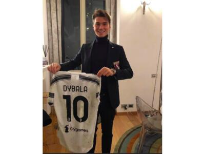 Bufera su Segre per la foto con la maglia di Dybala. Il giocatore: “Chiedo scusa”