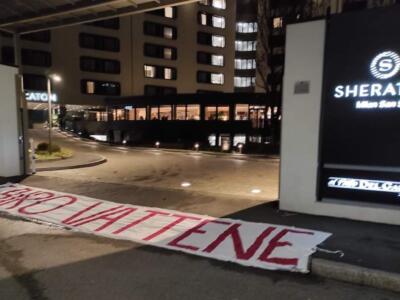 “Cairo Vattene”: lo striscione davanti all’Hotel Sheraton