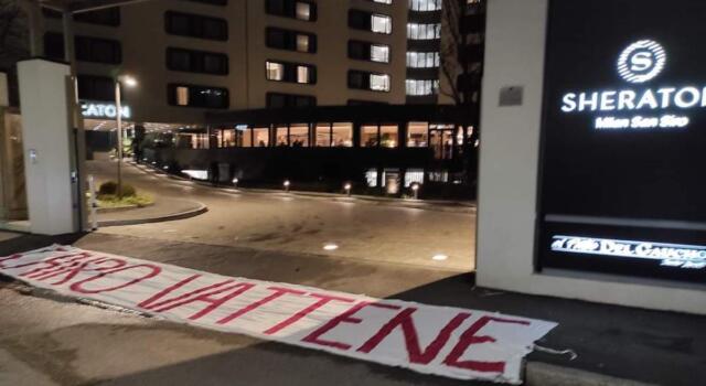 “Cairo Vattene”: lo striscione davanti all’Hotel Sheraton